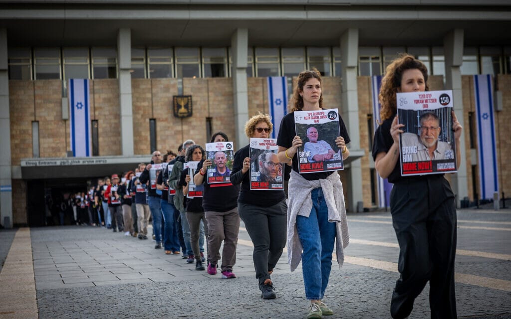 מחאה ברחבת הכנסת לשחרור החטופים המוחזקים בעזה, 4 במרץ 2024 (צילום: יונתן זינדל/פלאש90)