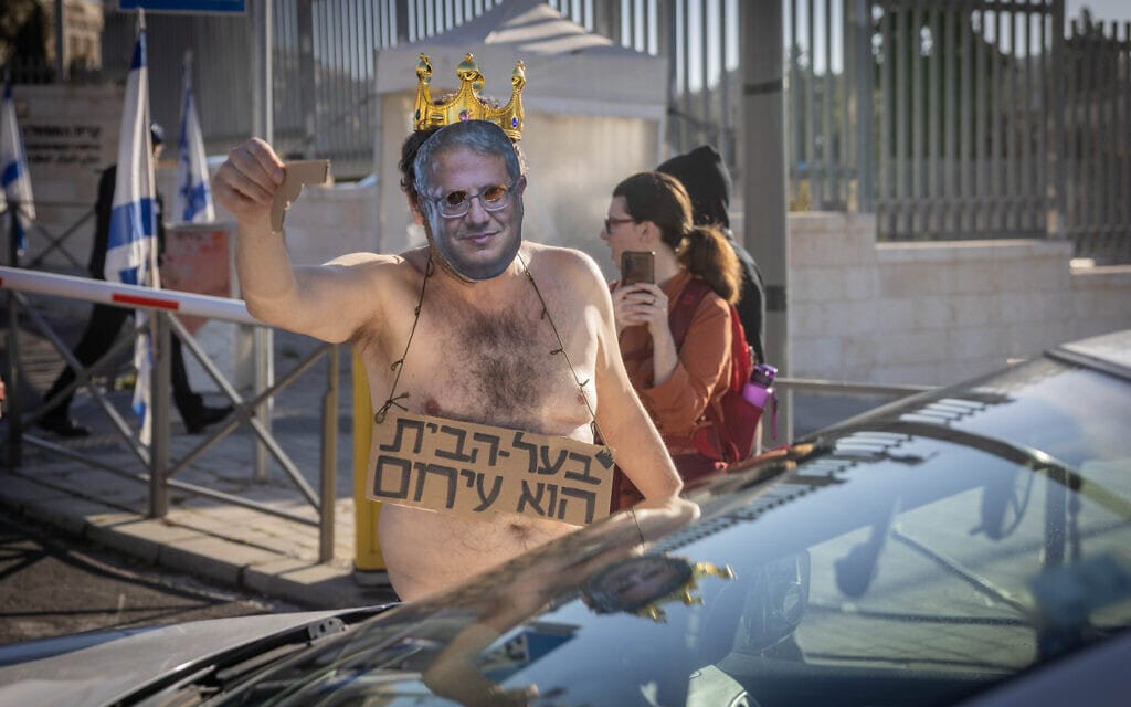 מפגין נגד השר לביטחון לאומי באזור משרדי השר בירושלים, 5 במרץ 2024 (צילום: חיים גולדברג/פלאש90)