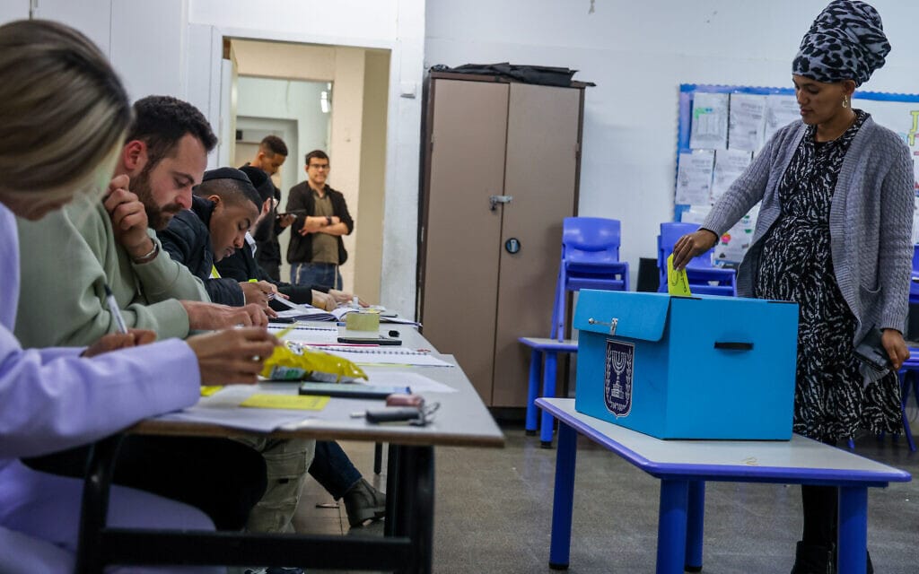 תושבת שדרות מצביעה בבחירות לראשות העירייה ביישוב, 10 במרץ 2024 (צילום: Jonathan Shaul/Flash90) תושבת שדרות מצביעה בבחירות לראשות העירייה ביישוב, 10 במרץ 2024 (צילום: Jonathan Shaul/Flash90)