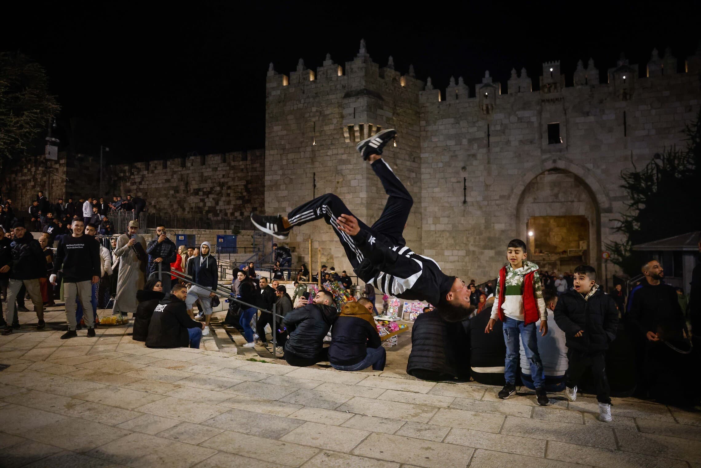 פלסטינים בשער שכם בתחילת רמדאן. 13 במרץ 2024 (צילום: Chaim Goldberg/Flash90)