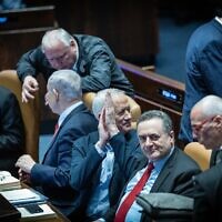.בני גנץ בהצבעה על חוק התקציב ישראל כץ, בנימין נתניהו, דודי אמסלם ויריב לוין (צילום: יונתן זינדל/פלאש90)