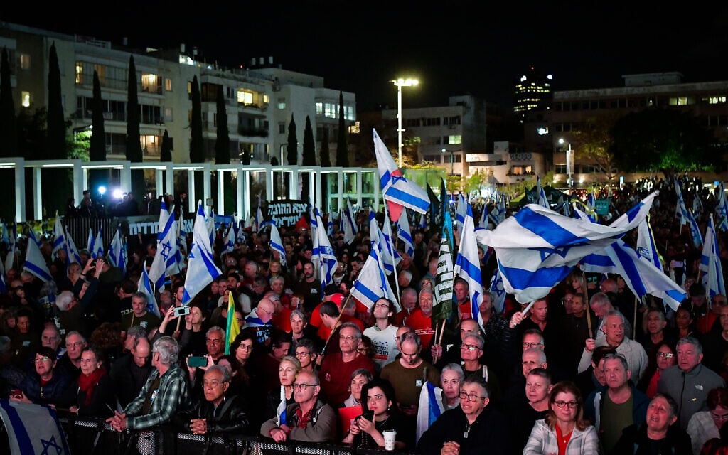 אלפים בעצרת שיוויון בנטל בתל אביב לקראת חוק הגיוס, 14 במרץ 2024 (צילום: Avshalom Sassoni/Flash90)