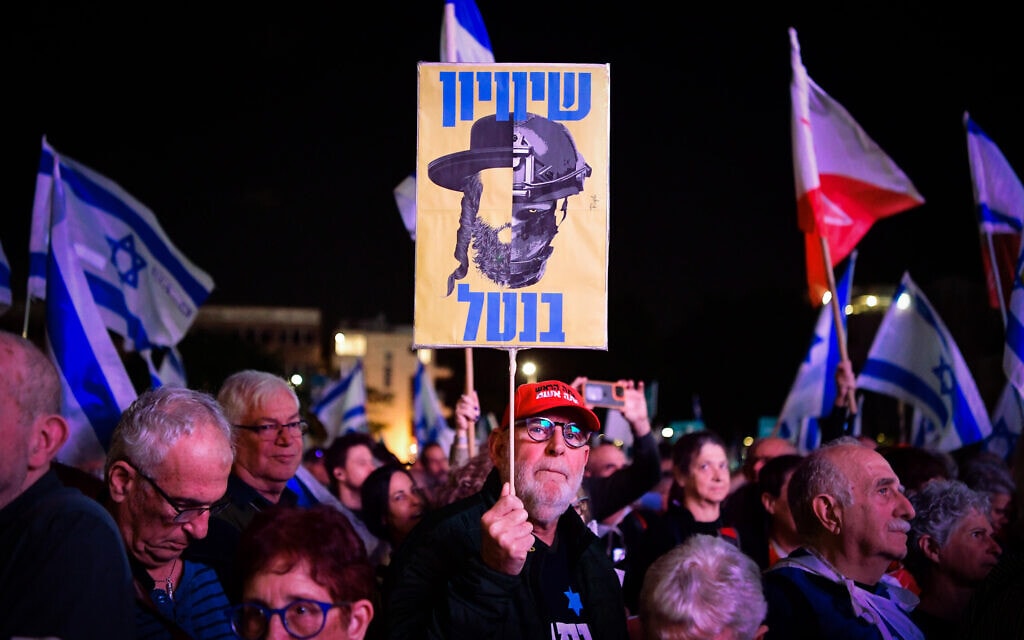 אלפים בעצרת שוויון בנטל בתל אביב במחאה על חוק הגיוס, 14 במרץ 2024 (צילום: אבשלום ששוני/פלאש90)