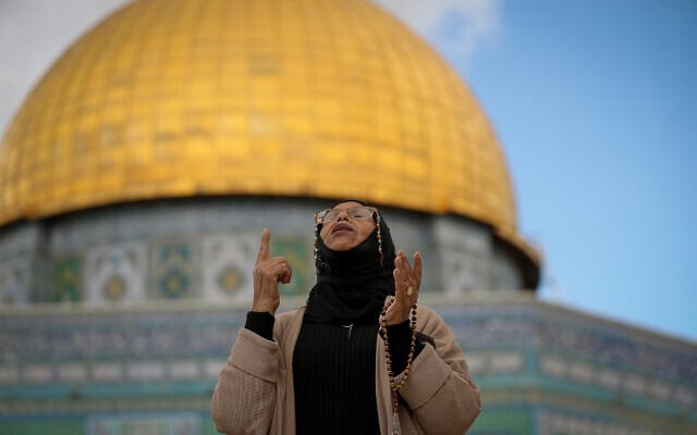 אישה מוסלמית מתפללת באל־אקצא ברמדאן, 15 במרץ 2024