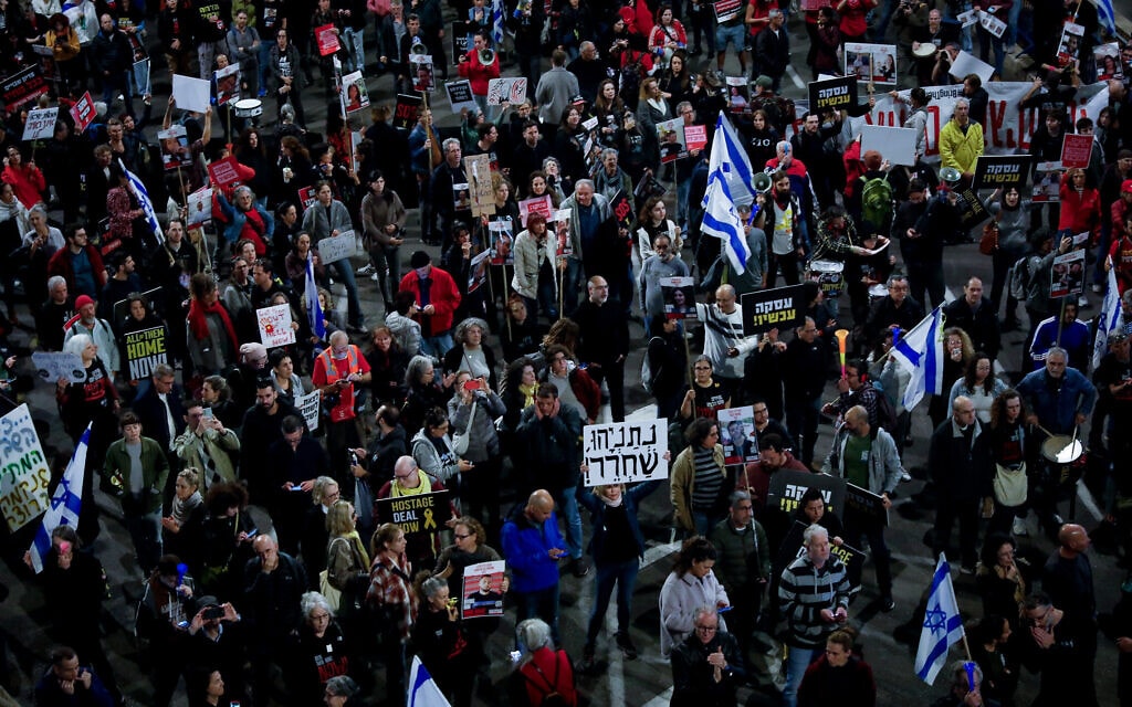 מפגינים קוראים לשחרור חטופים מחוץ לבסיס הקריה בתל אביב, 16 במרץ 2024 (צילום: Miriam Alster/Flash90)