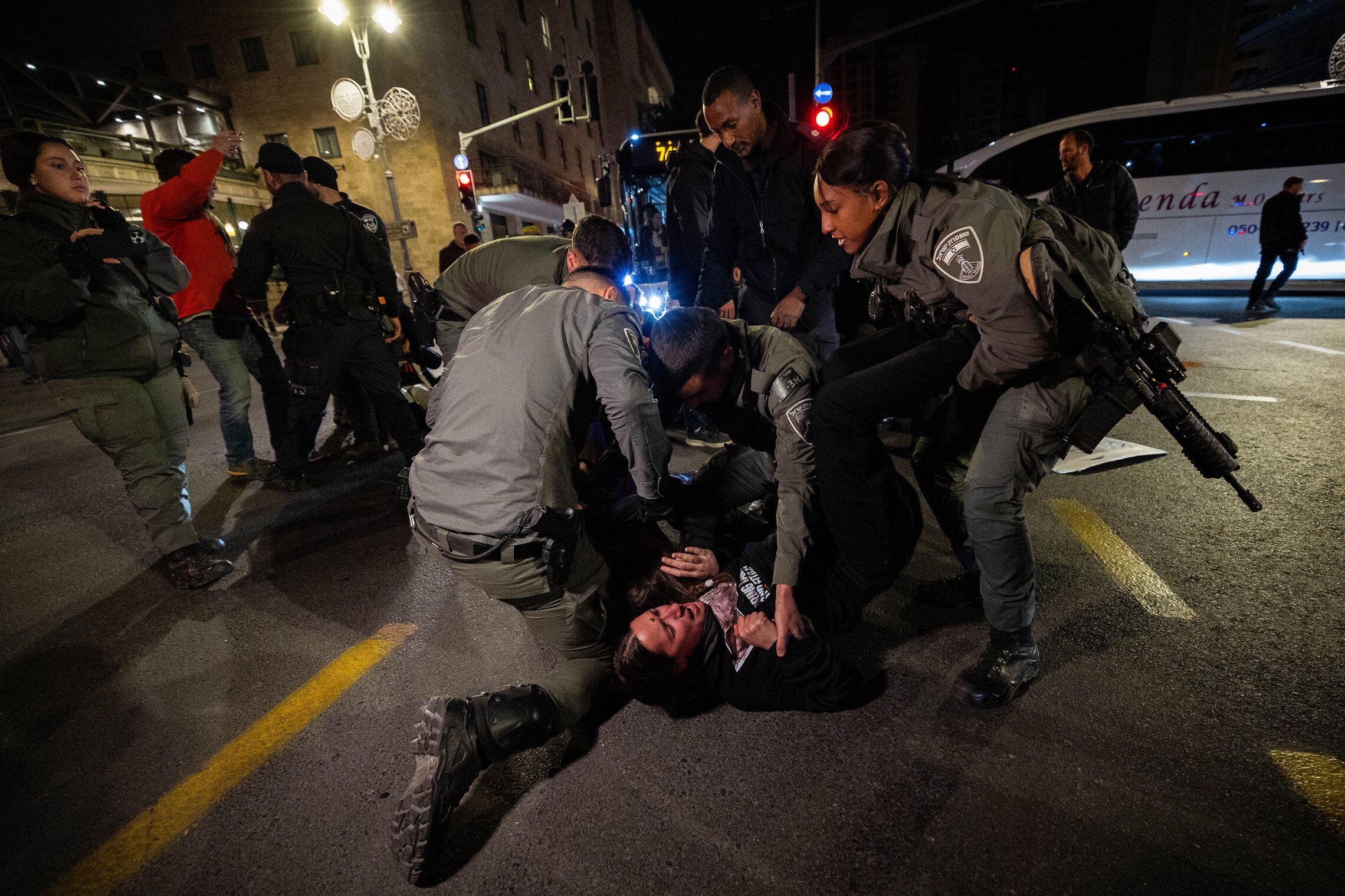 שוטרים בירושלים מפנים באלימות מפגינה במחאה למען שחרור החטופים המוחזקים בעזה, 16 במרץ 2024 (צילום: יונתן זינדל/פלאש90)