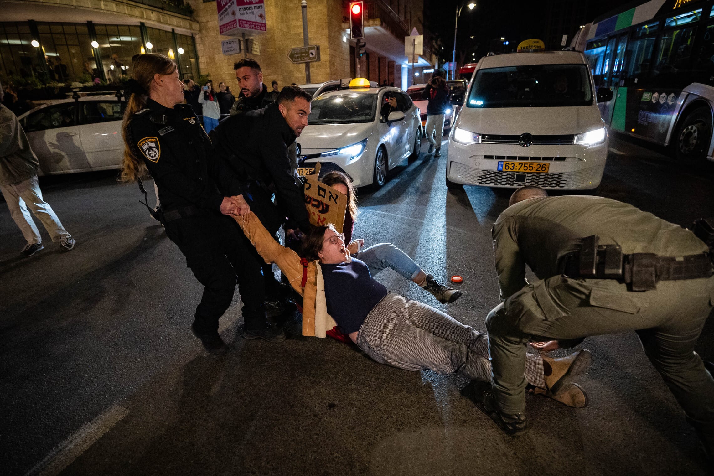 שוטרים בירושלים מפנים מפגין במחאה למען שחרור החטופים המוחזקים בעזה, 16 במרץ 2024 (צילום: יונתן זינדל/פלאש90)