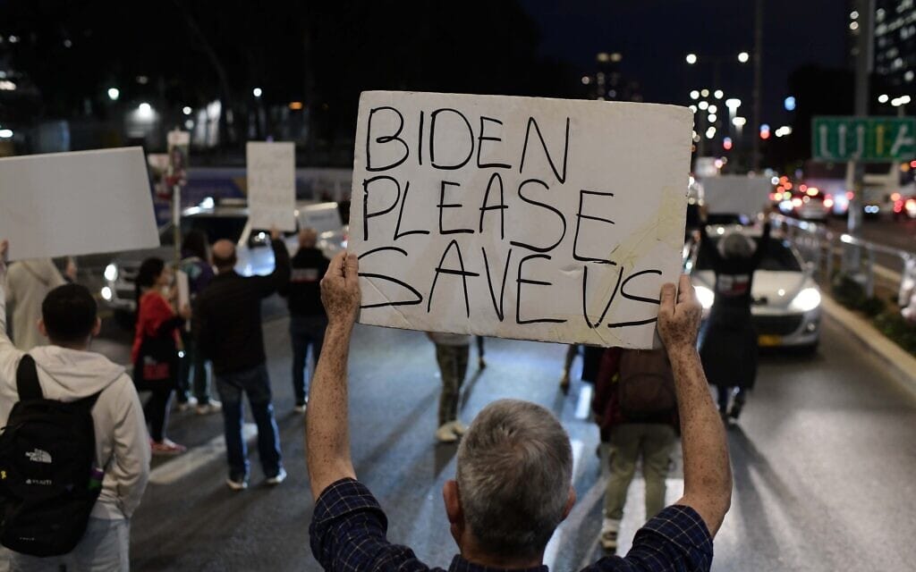 מפגין נושא שלט &quot;ביידן הצל אותנו&quot; בהפגנה לשחרור החטופים בתל אביב, 18 במרץ 2024 (צילום: תומר נויברג/פלאש90)