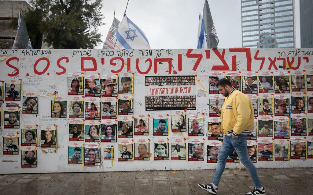 תמונותיהם של חטופים, המוחזקים ברצועת עזה, תלויות בתל אביב, 19 במרץ 2024 (צילום: מרים אלסטר/פלאש90)