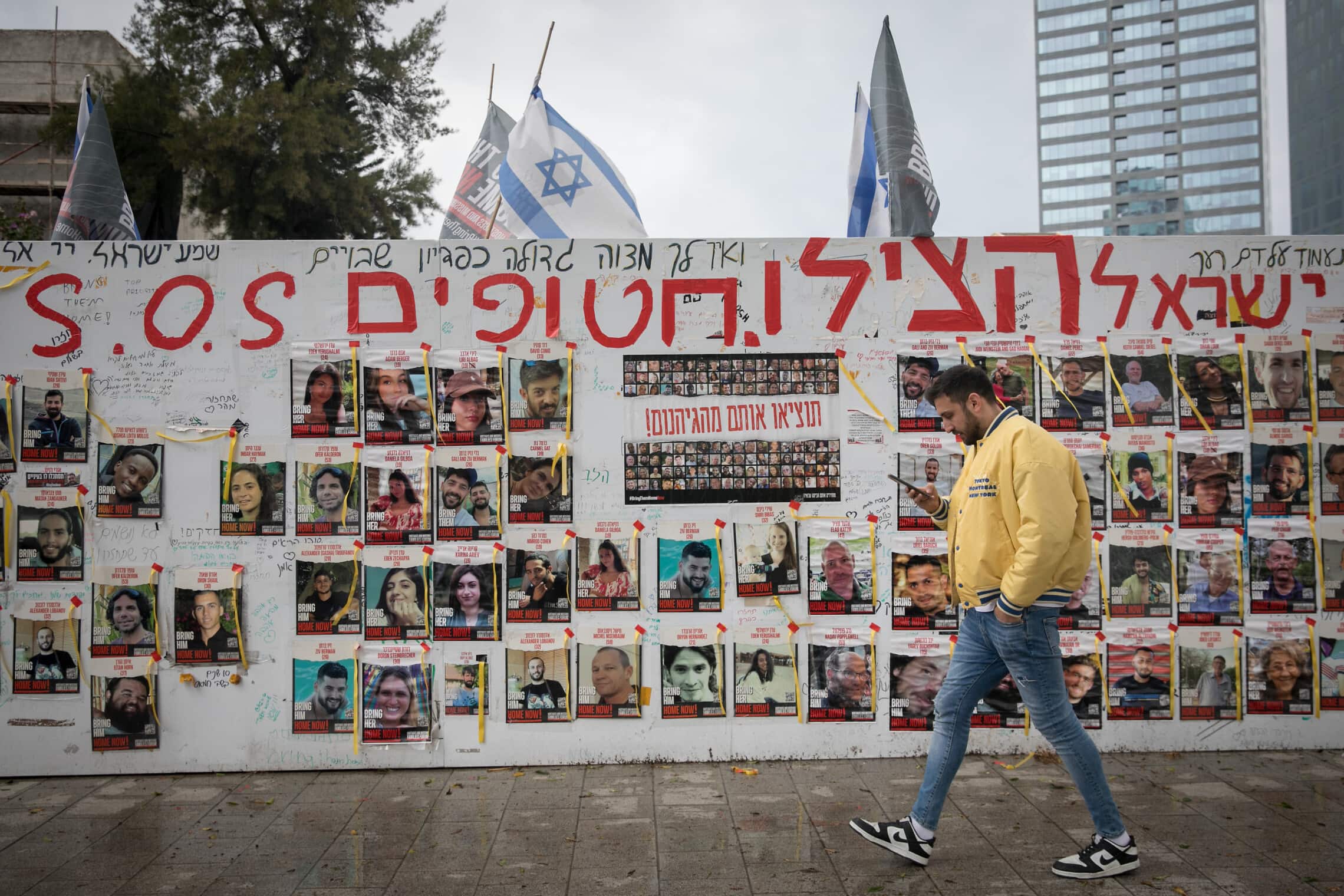 תמונותיהם של חטופים, המוחזקים ברצועת עזה, תלויות בתל אביב, 19 במרץ 2024 (צילום: מרים אלסטר/פלאש90)