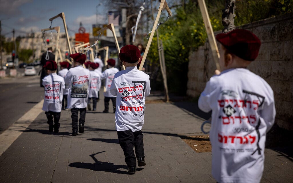 ילדים חרדים צועדים במחאה נגד הגיוס לצה&quot;ל, 20 במרץ 2024 (צילום: חיים גולדברג/פלאש90)