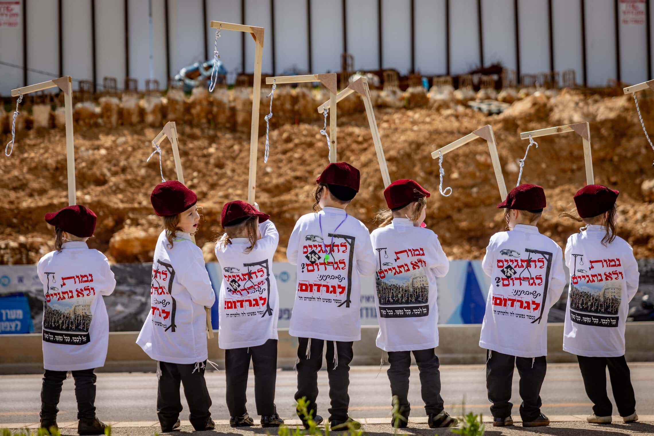 ילדים חרדים מחסידות סאטמר צועדים בירושלים עם עמודי תלייה במחאה נגד הגיוס לצה&quot;ל, 20 במרץ 2024 (צילום: חיים גולדברג/פלאש90)