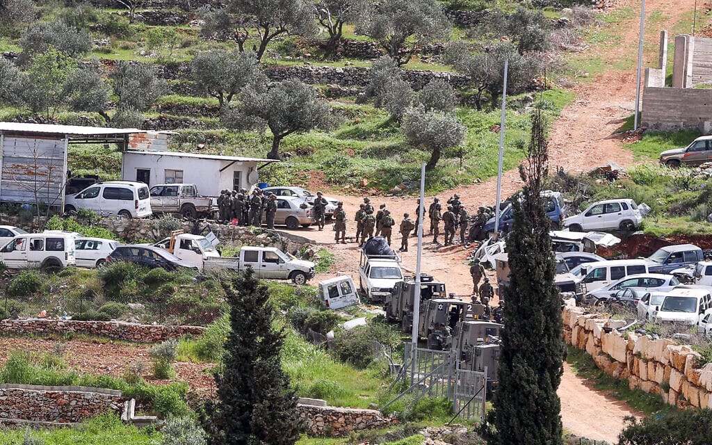 כוחות ביטחון ישראליים באזור פיגוע ירי, סמוך להתנחלות דולב, בגדה המערבית. 22 במרץ 2024 (צילום: פלאש90)