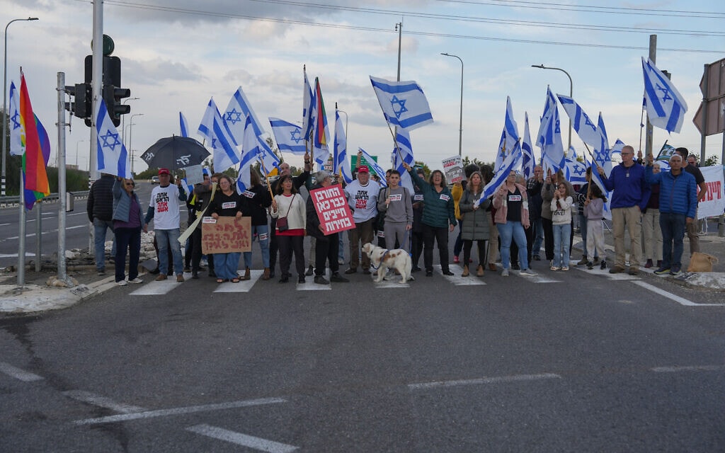 מפגינים בקריאה להחזרת החטופים והקדמת הבחירות חוסמים את צומת עמיעד, 23 במרץ 2024 (צילום: Ayal Margolin/Flash90)