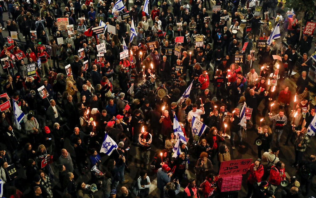 הפגנה בתל אביב בקריאה לשחרור חטופים והקדמת הבחירות, 23 במרץ 2024 (צילום: Miriam Alster/Flash90)