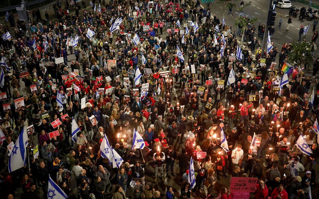 הפגנה בתל אביב בקריאה לשחרור חטופים והקדמת הבחירות, 23 במרץ 2024 (צילום: Miriam Alster/Flash90)