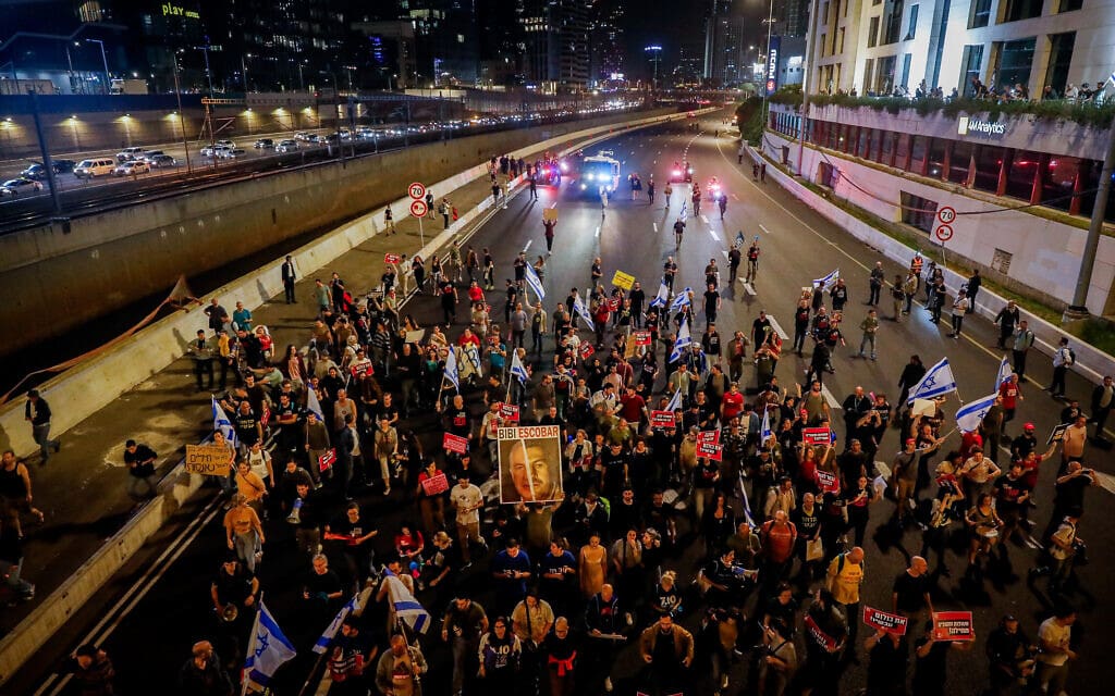 מפגינים חוסמים את נתיבי איילון בתל אביב במהלך מחאה נגד הממשלה ושחרור חטופים. 30 במרץ 2024 (צילום: מרים אלסטר/פלאש90)