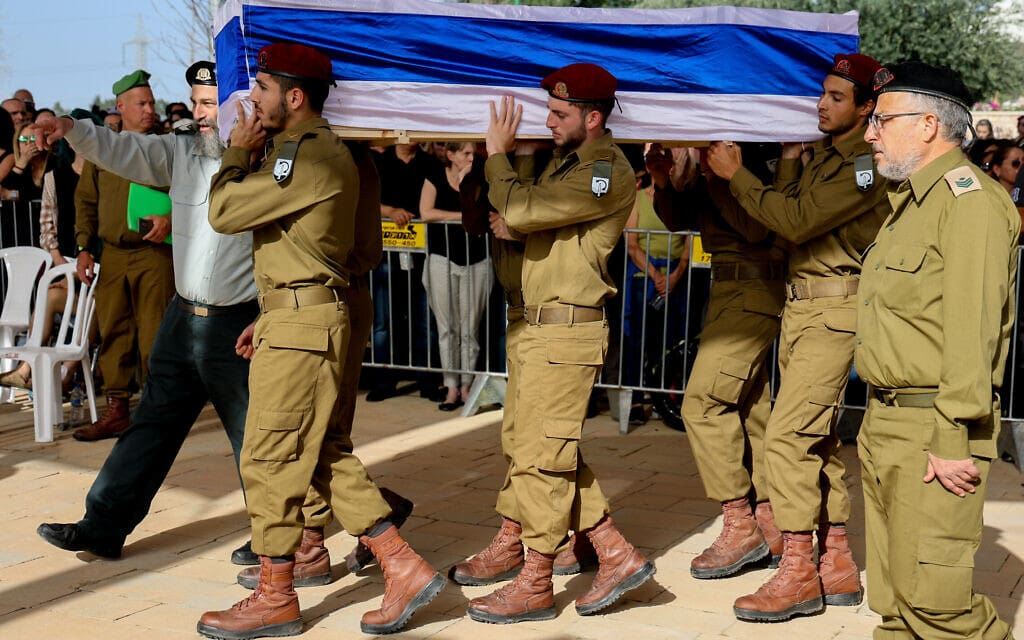 אלון קודריאשוב, שנהרג בקרב בדרום רצועת עזה, מובא לקבורה בחלקה הצבאית בבית העלמין במודיעין, 31 במרץ 2024 (צילום: Jonathan Shaul/Flash90)