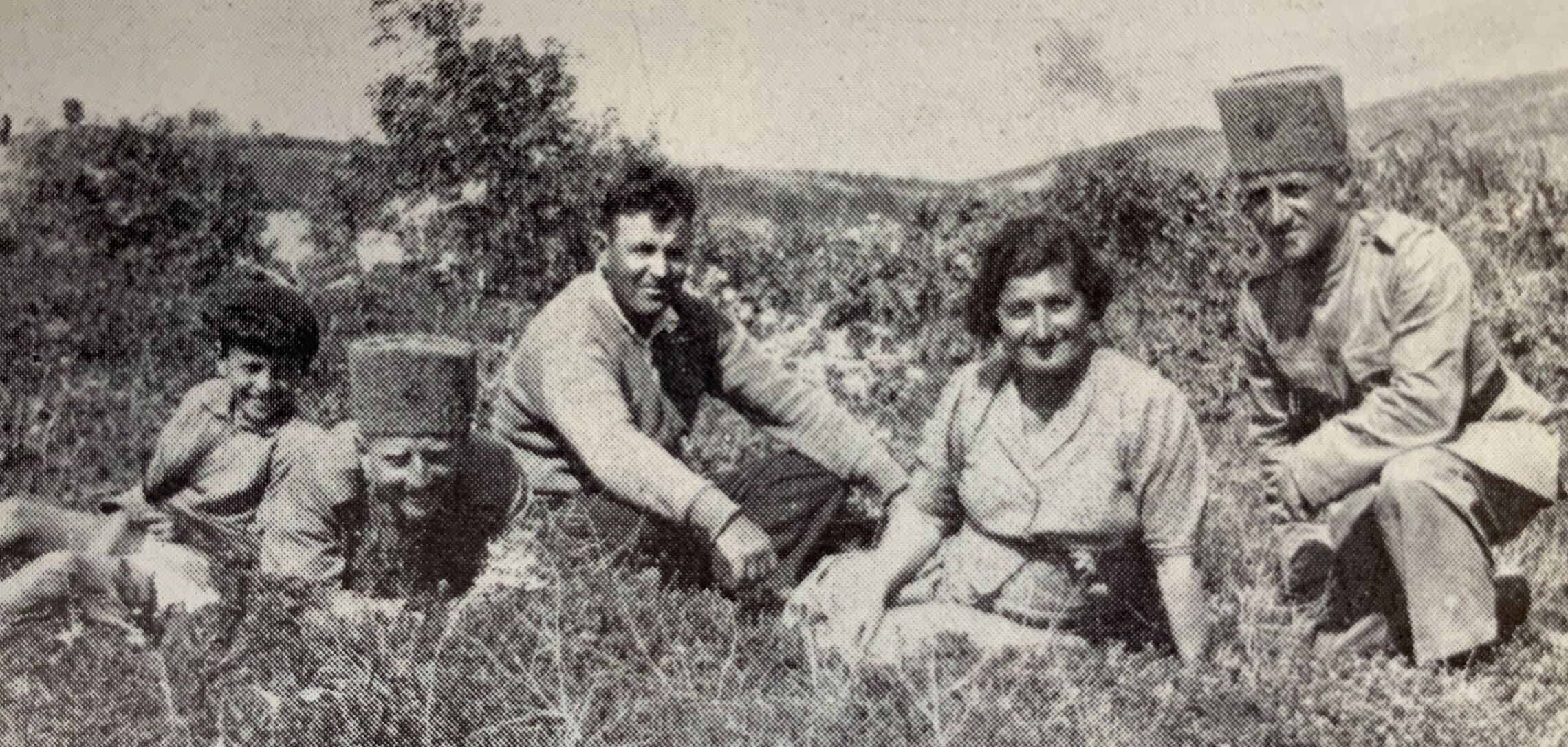 חיים ורבקה גרבובסקי עם בנם כרמי ונוטרים בתקופת המרד הערבי (צילום: מתוך הספר &quot;שלושה ימים בסיוון&quot;)