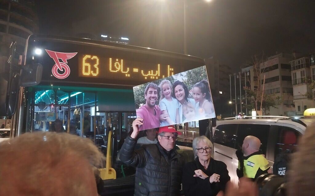 הוריה של תמר קדם סימן טוב, שנרצחה עם כל משפחתה ב-7.10, חוסמים את דרך בגין בתל אביב ב-2 במרץ 2024 (צילום: עידו שכטר) הוריה של תמר קדם סימן טוב, שנרצחה עם כל משפחתה ב-7.10, חוסמים את דרך בגין בתל אביב ב-2 במרץ 2024 (צילום: עידו שכטר)