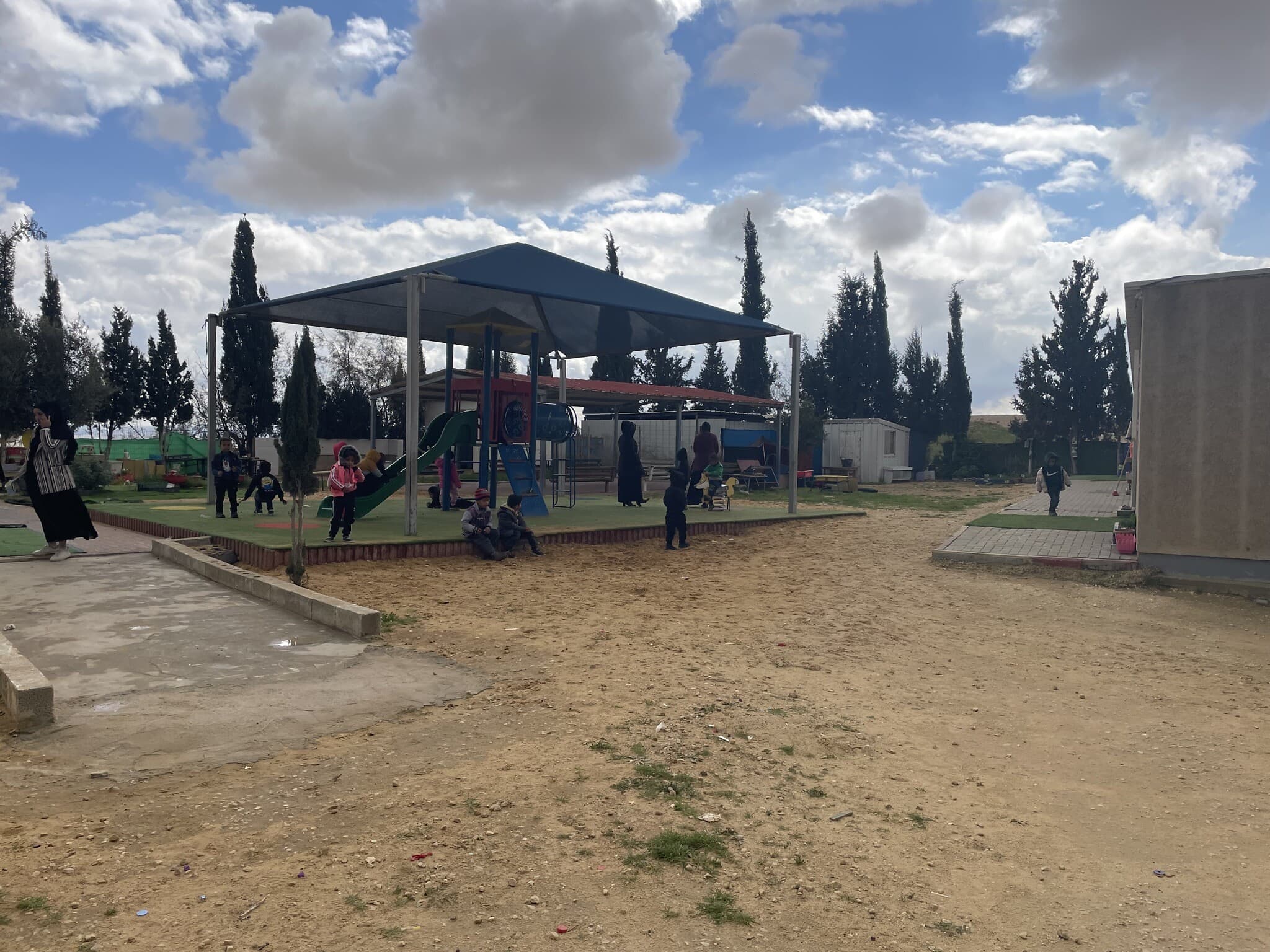 גן המשחקים במתחם גן הילדים באל-ערערה בנגב, 18 בפברואר 2024 (צילום: סו סורקס/ Times of Israel)