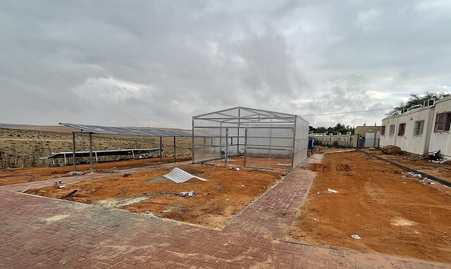 חממה ופאנלים סולאריים שהותקנו בבית הספר אל-פורעה בנגב, 18 בפברואר 2024 (צילום: סו סורקס)