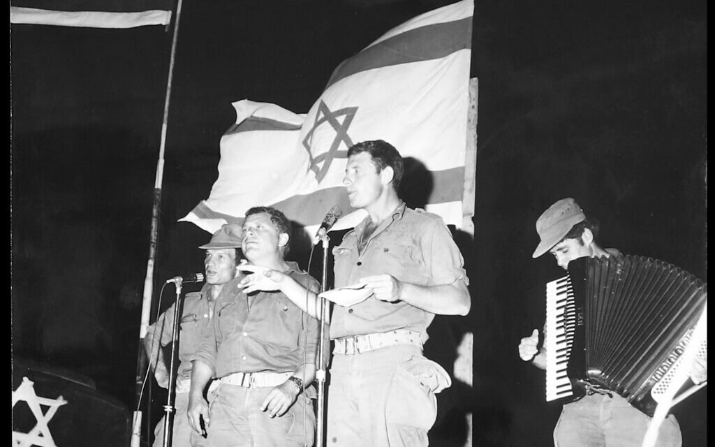 אורי זוהר, אריק לביא ושייקה אופיר מופיעים בפני חיילי צה&quot;ל במלחמת ששת הימים, 1967 (צילום: ארכיון שושיק שני ואריק לביא, הספרייה הלאומית)