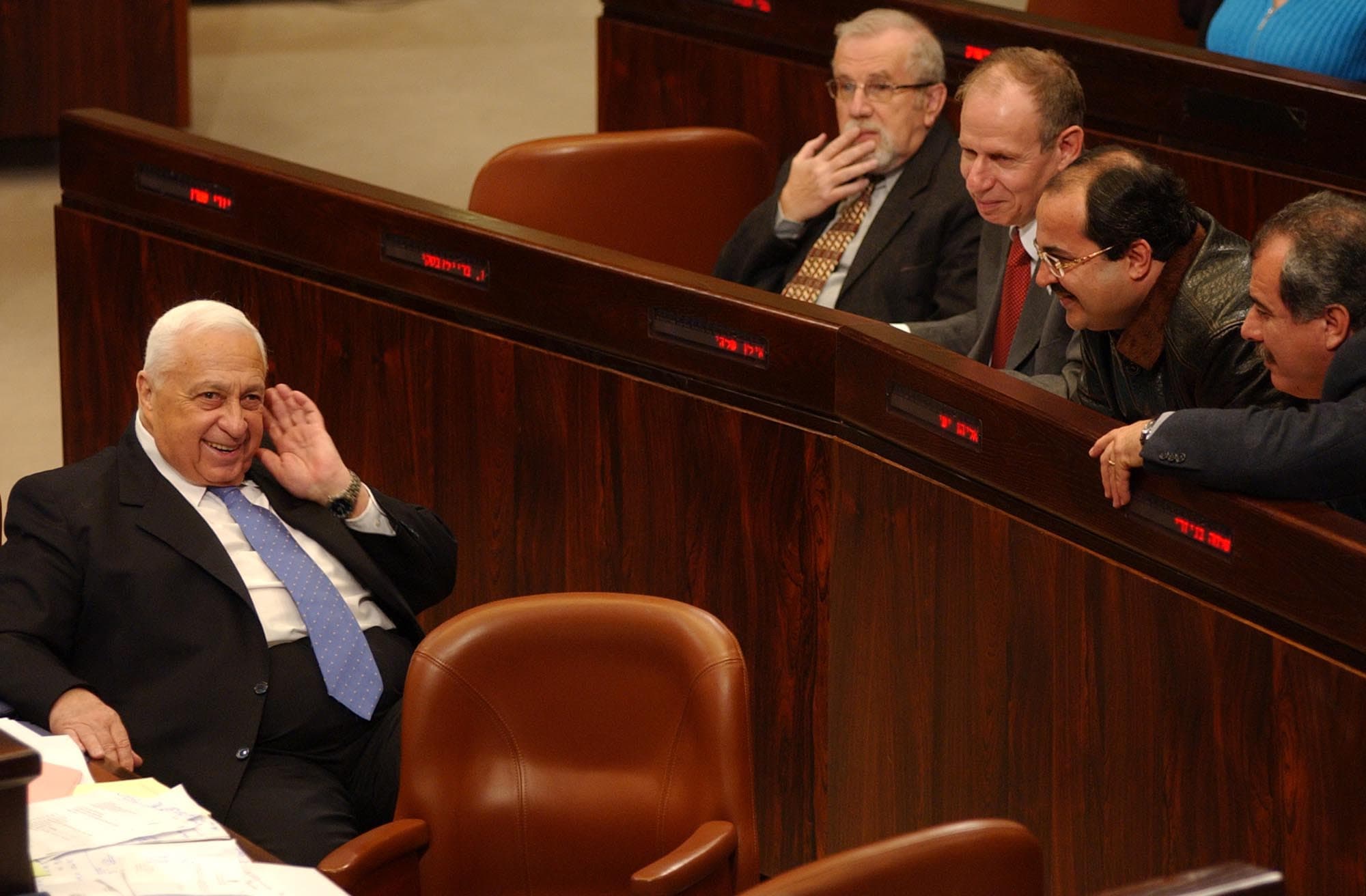 ראש הממשלה אריאל שרון במליאת הכנסת, ח&quot;כ אחמד טיבי שני מימין, 7 בינואר 2004 (צילום: פלאש90)