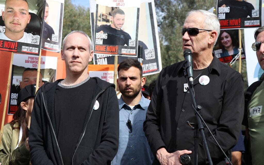 השרים בני גנץ וחילי טרופר בצעדה למען שחרור החטופים המוחזקים ברצועת עזה, 1 במרץ 2024