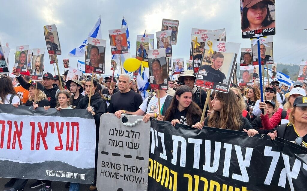 ראש האופוזיציה יאיר לפיד השתתף בצעדת החטופים המשוחררים ומשפחותיהם לירושלים, 2 במרץ 2024