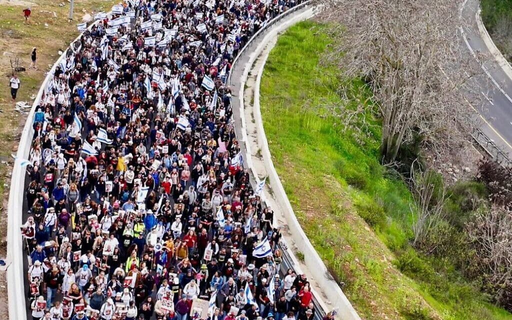 המונים בצעדת התמיכה במשפחות החטופים בכניסה לירושלים, 2 במרץ 2024 (צילום: עמיר טרקל)