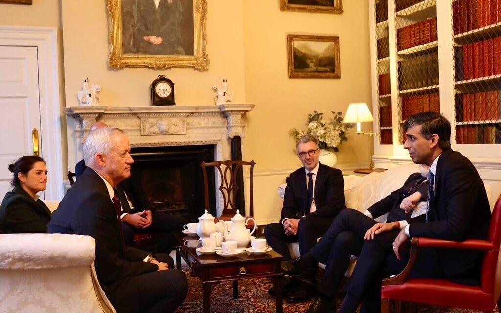 השר בני גנץ וראש ממשלת בריטניה רישי סונאק בדאונינג 10 בלונדון, 6 במרץ 2024 (צילום: המחנה הממלכתי)