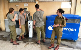 חיילי צה"ל שותים מים המופקים על ידי המתקן של חברת ווטרג'ן