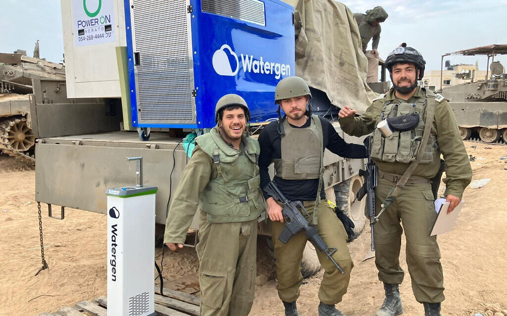 חיילי צה&quot;ל ליד מתקן המים של של חברת ווטרג&#039;ן
