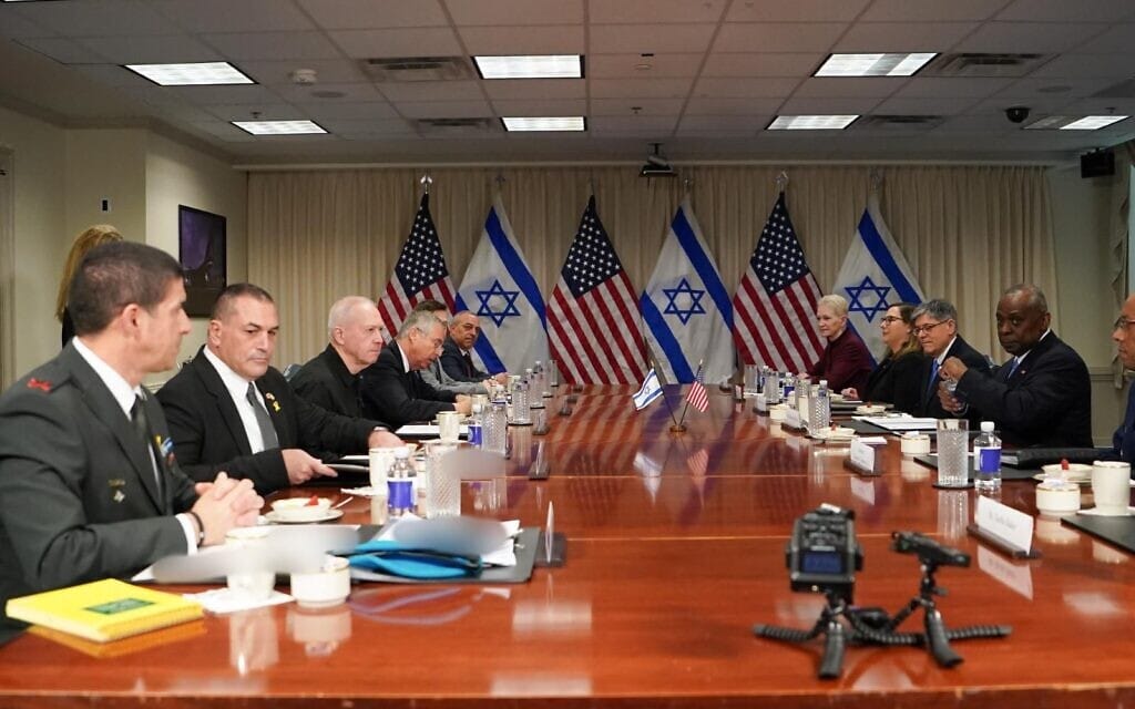 משלחת שר הביטחון יואב גלנט בפגישה בפנטגון עם שר הביטחון האמריקאי הגנרל לויד אוסטין וצוותו. 26 במרץ 2024 (צילום: אריאל חרמוני, משרד הביטחון)