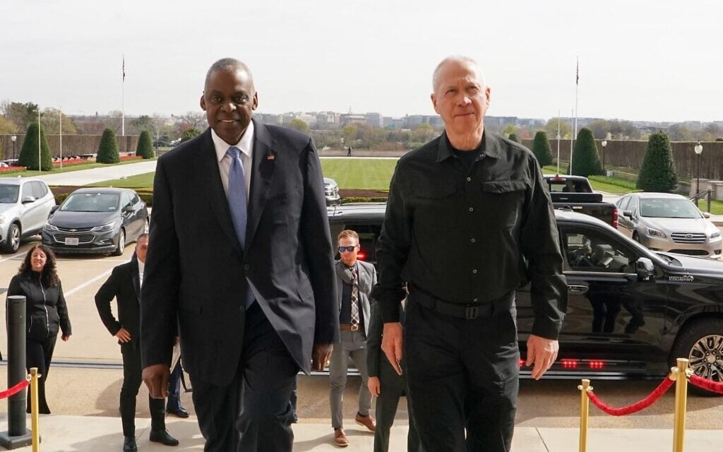 שר הביטחון יואב גלנט לצד שר הביטחון האמריקאי הגנרל לויד אוסטין בפנטגון. 26 במרץ 2024 (צילום:  אריאל חרמוני, משרד הביטחון)