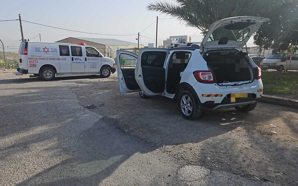 רכב שנפגע בפיגוע ירי בבקעה. 28 במרץ 2024 (צילום: מד״א)
