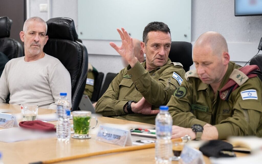 אלוף פיקוד הדרום ירון פינקלמן, לצד הרמטכ״ל רא״ל הרצי הלוי וראש שב״כ רונן בר בישיבת אישור תוכניות. 9 במרץ 2024 (צילום: דובר צה״ל) אלוף פיקוד הדרום ירון פינקלמן, לצד הרמטכ״ל רא״ל הרצי הלוי וראש שב״כ רונן בר בישיבת אישור תוכניות. 9 במרץ 2024 (צילום: דובר צה״ל)