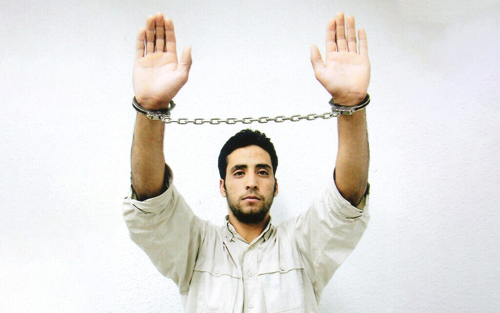 עבד אל-עזיז צאלחה במעצר בישראל, יוני 2001 (צילום: HO / AFP)