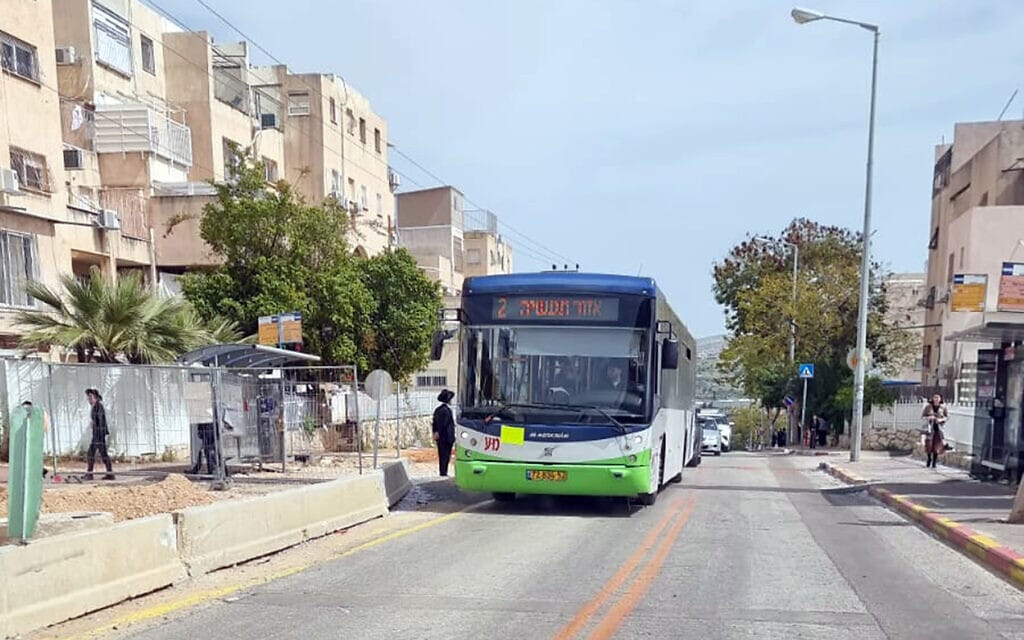 אוטובוס של "קווים" במודיעין עילית מסומן בצהוב (צילום: מתוך עמוד הטוויטר של מנחם קולדצקי, שימוש לפי סעיף 27א לחוק זכויות יוצרים)