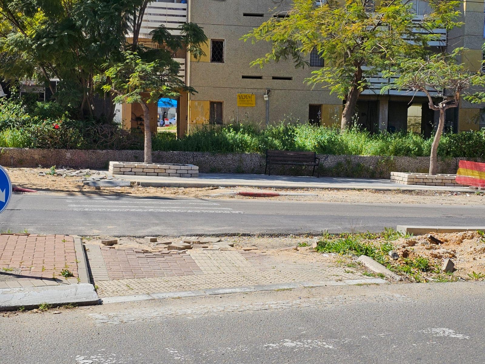 רחוב בלתי נגיש באשקלון, 2024 (צילום: נעמי מורביה)