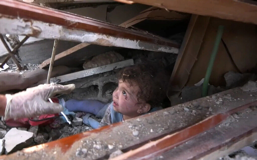 מבצע להצלת ילדים פלסטינים הלכודים מתחת להריסות בתים בהפצצות צה"ל ברצועת עזה, 25 באוקטובר 2023 (צילום: צילום מסך, NBC New)