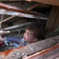 מבצע להצלת ילדים פלסטינים הלכודים מתחת להריסות בתים בהפצצות צה"ל ברצועת עזה, 25 באוקטובר 2023 (צילום: צילום מסך, NBC New)