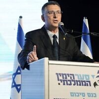 גדעון סער מכריז על עזיבת המחנה הממלכתי ושינוי שם מפלגתו ל"הימין הממלכתי" בכנס פעילים בתל אביב, 12 במרץ 2024