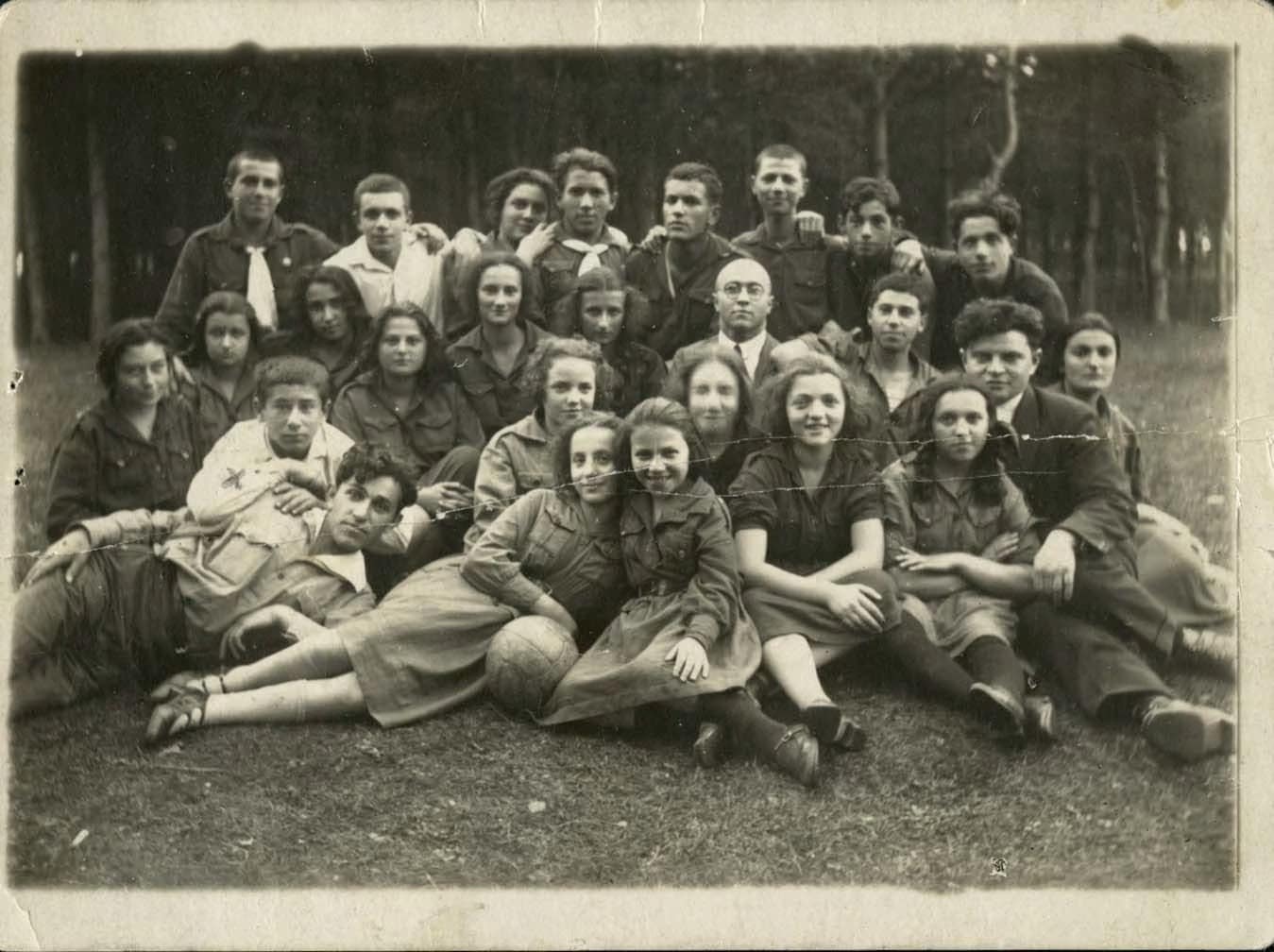 ראובן פלדשוה בשנת 1924. הוא יושב מימין, מניח יד על מרפקה של הילדה שיושבת לפניו (צילום: באדיבות שרון בן-שם)