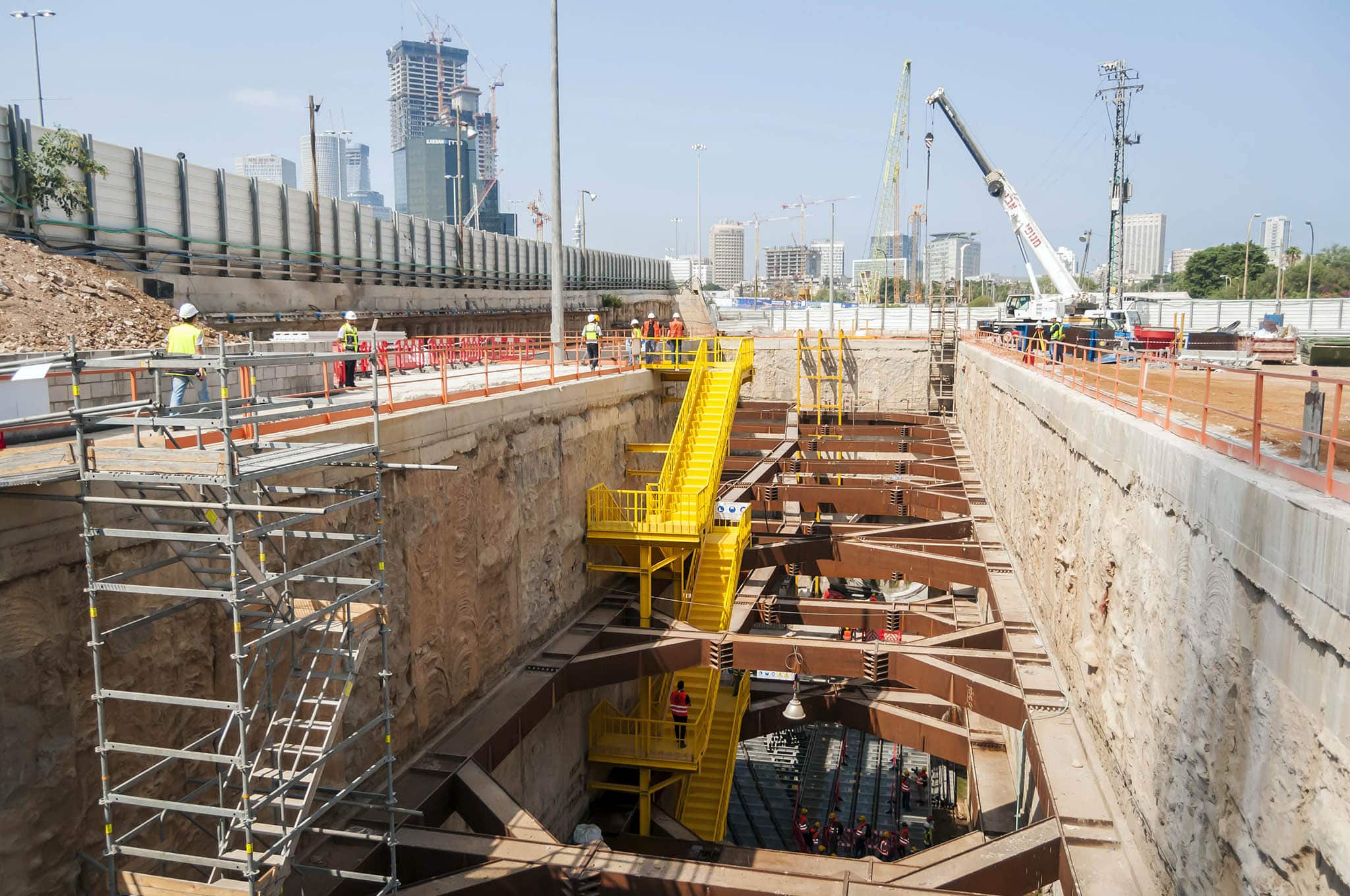 עבודות באתר בנייה של הרכבת הקלה בתל אביב, 2 באוגוסט 2016 (צילום: Roman Yanushevsky / Shutterstock.com)