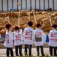 ילדים חרדים צועדים עם עמודי תלייה במחאה נגד הגיוס לצה"ל, 20 במרץ 2024 (צילום: חיים גולדברג/פלאש90)