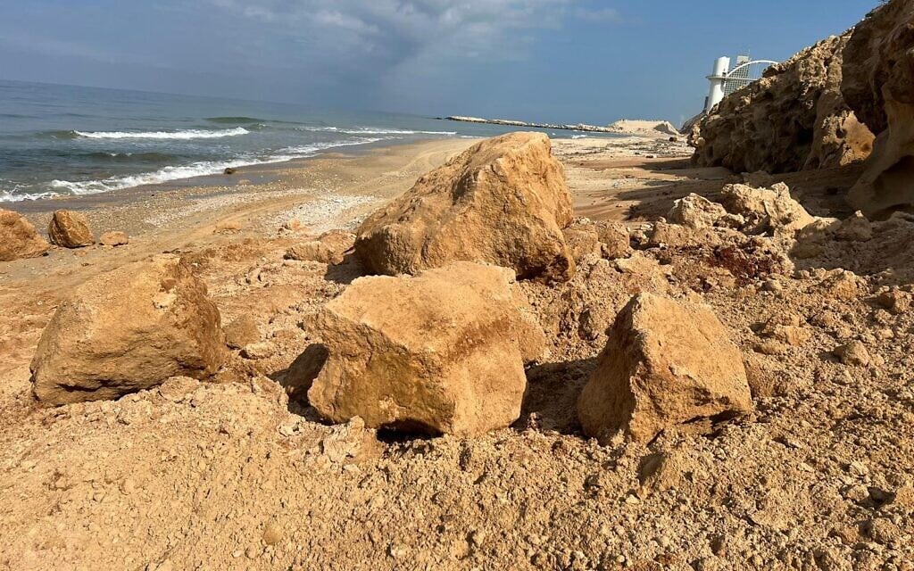קריסת סלעים ממצוק על חוף נתניה (צילום: החברה הממשלתית להגנות מצוקי חוף הים התיכון)