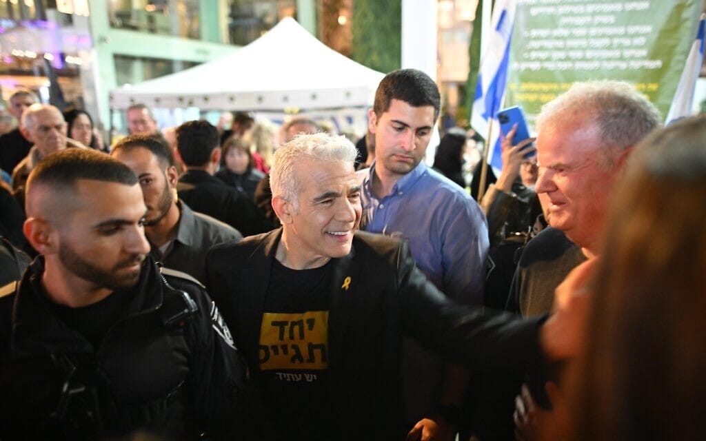 ראש האופוזיציה יאיר לפיד בעצרת למען השוויון בנטל בתל אביב, 14 במרץ 2024 (צילום: אלעד גוטמן)