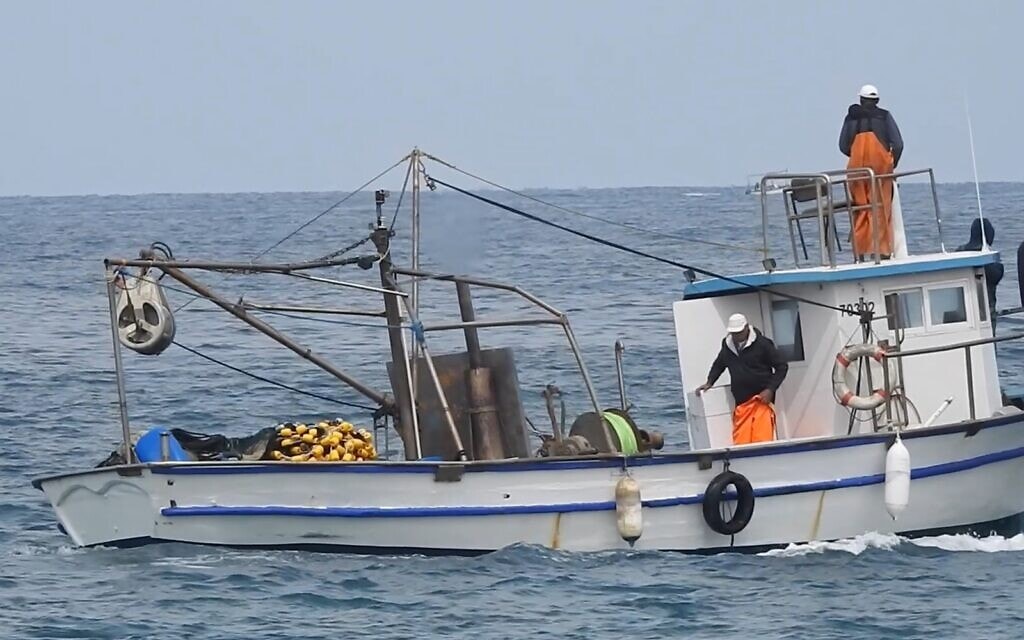 סירת דיג ברשת הקפה (&quot;צינצולה&quot;) (צילום: יוסף סגל, החברה להגנת הטבע)